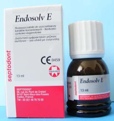 46 Şekil 22: Endosolv E Aynı kanal dolgu maddelerini içeren 2 kalıp, içerisinde 20 ml. lik çözücü solüsyon bulunan ağzı kapalı cam kaplar içerisine yerleştirildi (Şekil 23).