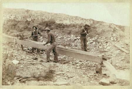 Plaser Tipi Yataklar Taneler şeklinde serbestleşen bozunma ürünlerinden, kimyasal bozunmaya ve fiziksel parçalanmaya karşı dayanıklı, yoğunluğu yüksek olanlarının, yoğunluğu az olanlardan,