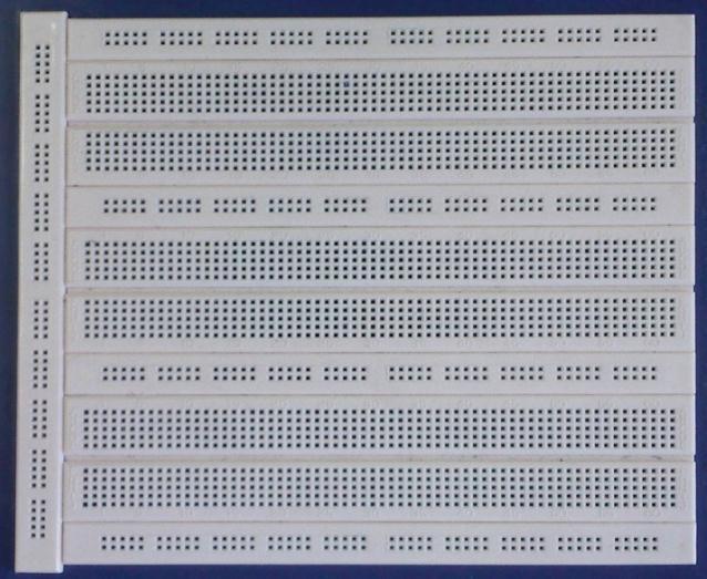 Şekil 2.8. Protoboard Protoboard ı Nasıl Kullanmalıyım? Protoboard kullanılırken dikkat edilmesi gereken en önemli nokta, direncin uçlarını aynı bağlantı üzerine getirmemektir.