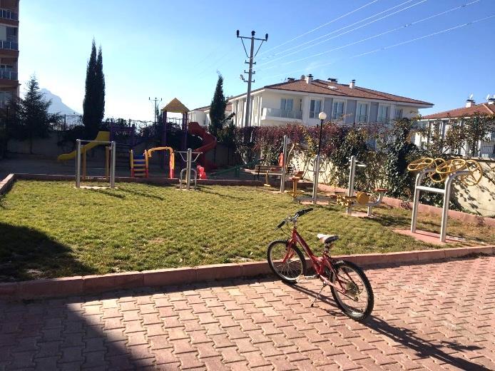 Sitelerin sadece %3 ünde spor alanı mevcuttur (Şekil 6). Dönmez ve ark. (2015) Safranbolu ilçesi sitelerinin %22 sinde çocuk oyun alanı ve %5 inde spor alanı mevcut olduğunu bildirmişlerdir.