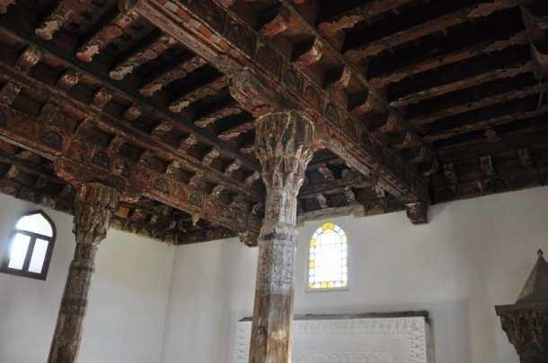 Ahşap Dikmelerde Bozulma ve Bezeme Kayıpları Caminin tavanı Anadolu ahşap yapı geleneğinin, ahşap işçiliği ve bezeme