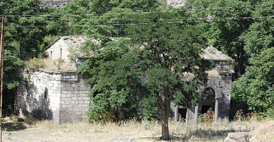 Kilisenin 8 metre kadar güneyinde yapıdan bağımsız olarak tasarlanmış bir çan kulesinin bir bölümü günümüze ulaşmıştır.