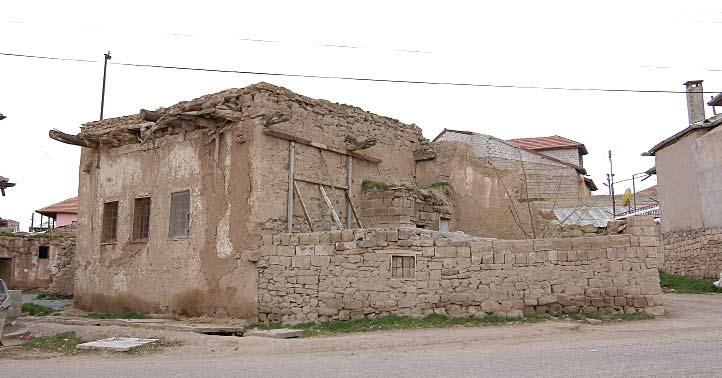 ESERİN ADI : ÇİFTLİK KASABASI KÖY ODASI İnceleme Tarihi : Nisan2007 Yeri : Kayseri ili, Akkışla ilçesi. Çiftlik Kasabasında Kömeviran Caddesi üzerinde bulunmaktadır.