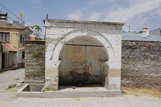 ESERİN ADI : BÜYÜK BÜRÜNGÜZ ANONİM ÇEŞME İnceleme Tarihi : Temmuz 2006 Yeri : Kayseri ili, Melikgazi ilçesi, Büyük Bürüngüz Kasabasında bulunmaktadır.