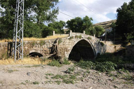 ESERİN ADI : BAĞPINAR (ISBIDIN) YUKARI KÖPRÜ İnceleme Tarihi : Temmuz 2006 Yeri : Kayseri ili, Melikgazi ilçesi, Bağpınar Mahallesinde bulunmaktadır.