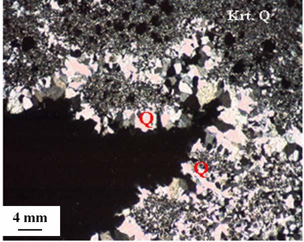 11 Breş dokusunun fotomikrografı (Q: Kuvars, Krt Q: Kriptokristalin kuvars, Kal: Kalsedon) (Çift nikol) Tarak Dokusu: İnceleme alanında yer alan andezitlerdeki çatlağın karşılıklı iki duvarından