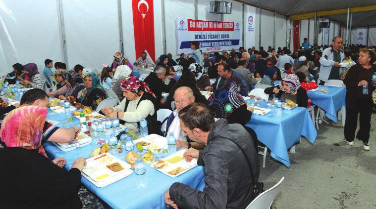 Denizli Ticaret Odasý olarak 11 yýldýr ilk iftar yemeðini Denizli Ticaret Odasý olarak biz veriyoruz. Geleneksel hale getirdiðimiz yemeðimizde, bu yýl da tüm vatandaþlarýmýzla birlikte olduk.