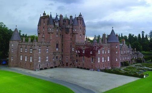 3. Gün 11 Mayıs 2018 / Cuma Glamis Castle, Gleneagles bölgesi Dundas Şatosunda alacağımız sabah kahvaltısının ardından bagajlarımız ile birlikte ayrılıyoruz ve Edinburgh şehir merkezine 1,5 saat