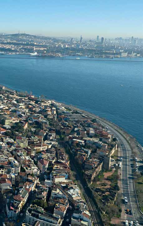 Tekfur Sarayı nın doğuya bakan bölümündeki küçük bir balkonun ise tek kişilik bir ibadethane olarak kullanıldığı fikri başka bir ilgi çekici özelliğidir.