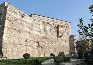 yüzyıla tarihlenen Binbirdirek Sarnıcı yakınındaki Antiokhos ve Lausos sarayları ile İstanbul Büyükşehir Belediyesi binası ile bunun karşısındaki park alanı içinde bulunan Aziz Polieuktos Kilisesi