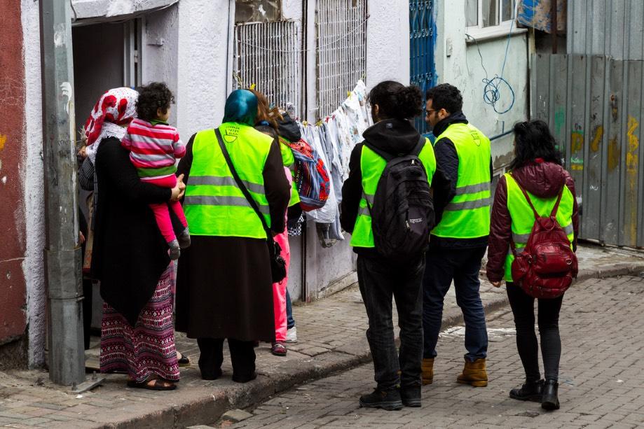 gruplarla ilgili temel insani yardım çalışmaları yürütüyor.