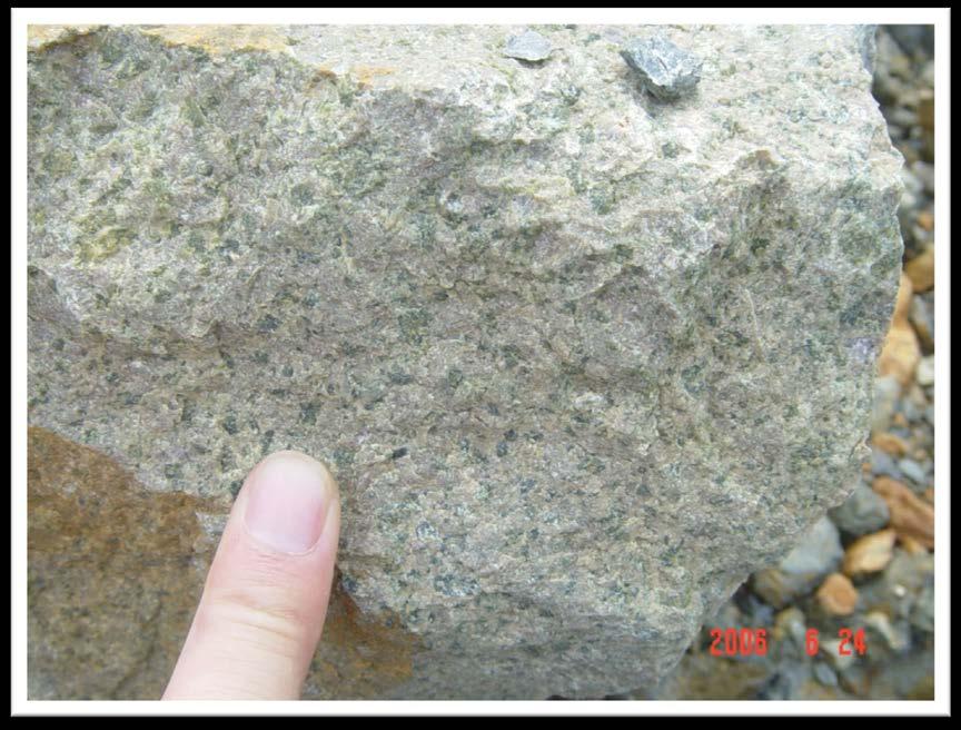Porfiri Maden Yataklar İlksel tanım 1) Porfiritik dokulu asidik kayaçlar içerisinde cevher minerallerinin saçılmış olarak bulunduğu yataklardır.