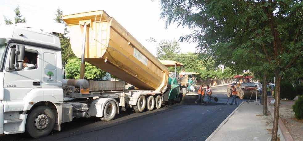 sokaklarda yol bakım onarım işeri ve asfalt kaplama işlerini