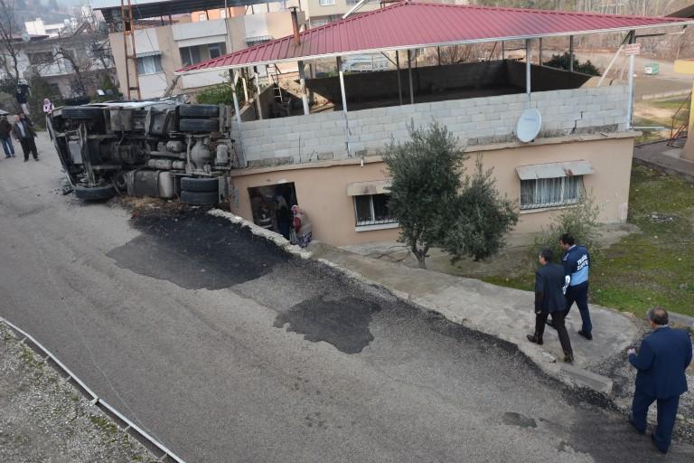 CEVİZ YOKUŞU MEVKİİNDEKİ KAZA UCUZ ATLATILDI BAŞKAN YAVUZ DAN GEÇMİŞ OLSUN ZİYARETİ Bugün saat 04:00 sıralarında Mimar Sinan Mahallesi Ceviz Yokuşu Mevkiinde, 31 RV 959 plakalı Tır, bariyerleri aşıp