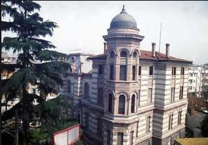 31 4.TRABZON MÜZESİ 4.1. Trabzon müzesinin yeri ve tarihçesi Müze, yaklaşık 1900 lü yıllarda Kostaki tarafından inşa ettirildi.