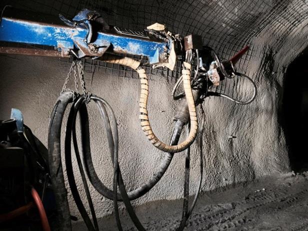 xxvi Shotcrete işlemine başlamadan önce, operatör bütün makineyi yanık yağı ile yağlar. Bu işlemin yapılmasının amacı makinenin tijinin ve özellikle çimento kazanının beton tutmasını engellemektir.