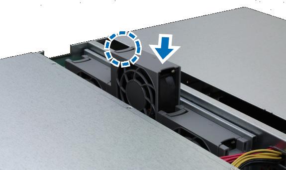 5 Yeni fanı hazırlayın ve RackStation içine kaydırarak yerleştirin. Fanın aşağıda gösterildiği gibi uygun şekilde hizalandığından emin olun.