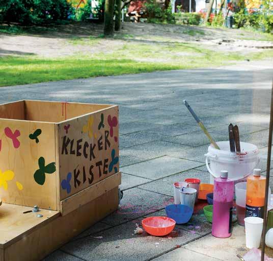 Für Kinder Kunstwerkstatt Bunte Spinne mit Sabine Teubner-MBaye Wir malen kleine und riesengroße Bilder auf der Staffelei und auf dem Boden.