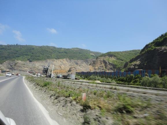 Çevre Durumu Trabzon ili genelinde hiçbir yerleşim biriminin katı atık bertaraf şekli usulüne uygun değildir. Katı atık imha alanları genelde yerleşim yerlerine çok yakındır.