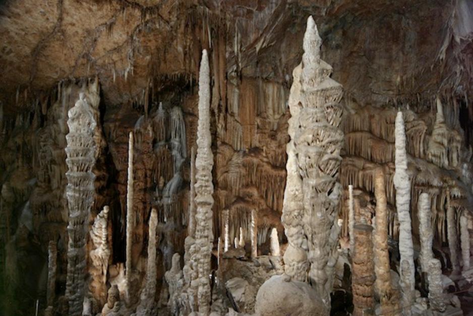 oluşan şekillere sarkıt Dikit: Mağara tabanlarına damlayan sudaki kalsiyum karbonatın birikmesiyle yukarı doğru büyüyen şekillere dikit Sarkıt Dikit