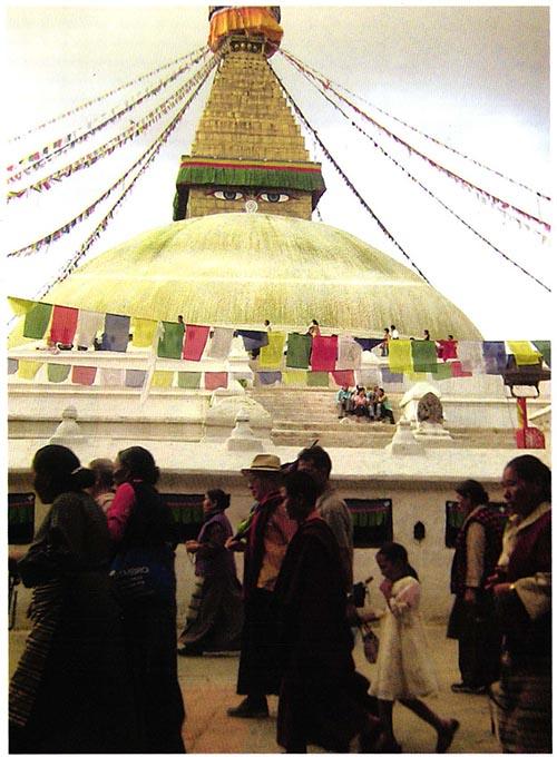 Tibetli Budistler için kutsal hac yeri Boudhanath'ın etrafını, karma temizlemek için saat yönünde dönen, yani kora yapan Tibetliler. Çizgili önlük takanlar evli demek.