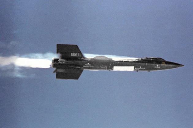 En hızlı insanlı uçak 1960 ların başında kırdığı en hızlı insanlı uçak olma rekoru günümüzde geçerliliğini koruyan X-15 programı boyunca gerçekleştirilen uçuşlardan 13 ü (8 pilot