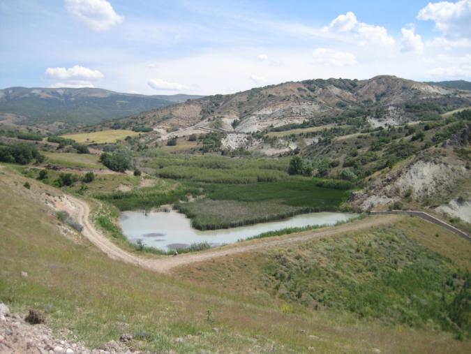 Yeraltı barajlarında yerüstü barajlarına göre kirlenme riski daha azdır. Yerüstü baraj gölleri atmosferden veya yeryüzünden kaynaklanan kirleticilere açıktır.