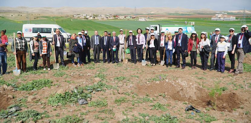 Yetkililerin, konukları ağaç dikimi konusunda bilgilendirmesi ile başlayan etkinlikte, öğrencilerin yanı sıra Anadolu Üniversitesi Rektörü Prof.Dr.