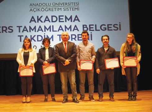 Prof.Dr. Hasan Durucasu ve Tamamlama Belgelerini Alan Katılımcılar Yrd.Doç.Dr. Sinan Aydın ve Tamamlama Belgelerini Alan Katılımcılar Anadolu Üniversitesi Rektör Yardımcısı Prof.