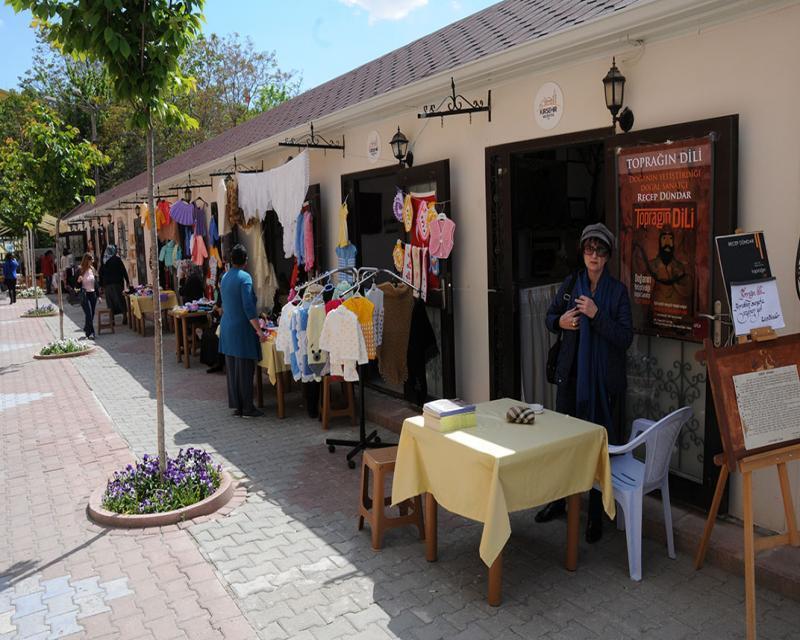 Gelenekli Sanatlar Merkezi Tezhip 50 Kişi devam eden 15 kişi Hat 50 Kişi devam eden 15 kişi 2.