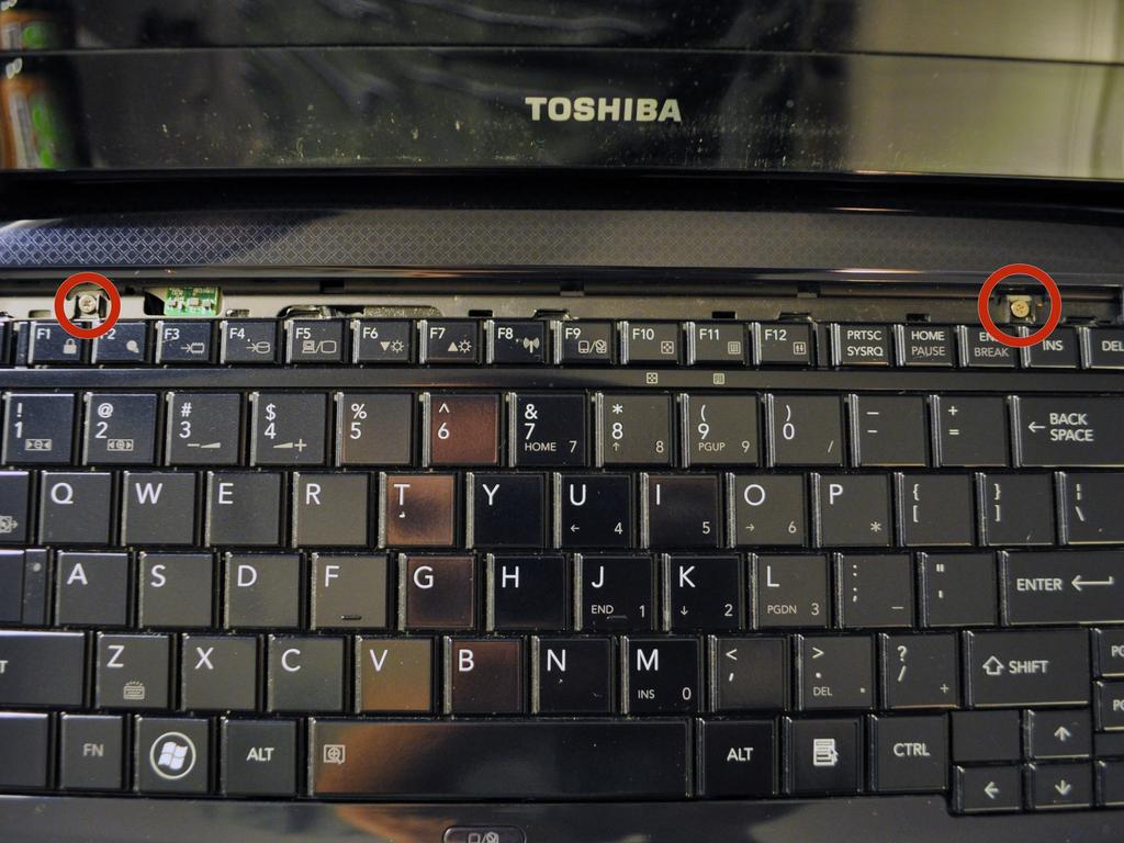 Toshiba Satellite E205 Anakart Değiştirme Adım 3 kasaya klavyeyi sabitleyen iki