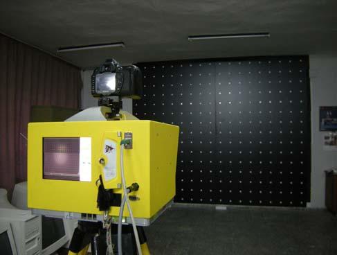 Al-Manasir ve Fraser (2006) in çalışmasında Riegl LMS-Z210 TLS üzerine Nikn D100 kamera mnte edilmiş ve KKP nin hesaplanmasında duvarda luşturulan test alanı kullanılmıştır.