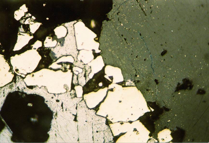 CEVHER DOKULARI 1) Ornatım Dokuları: b) Bir mineralin adacıklar halinde başka bir mineral içerisinde düzensiz olarak
