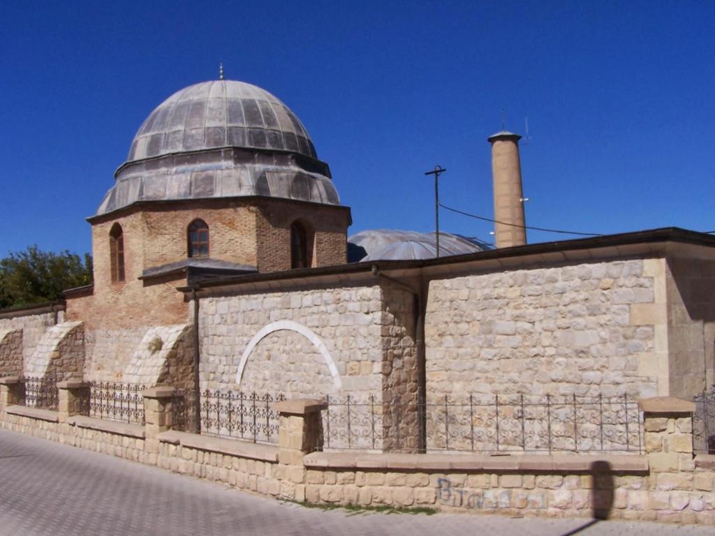 1969 yılında caminin iki eyvanlı olarak restitüsyonu yapılmıştır. Ulu Cami nin etrafında birbirinden farklı uzunlukta dikdörtgen şeklinde 24 adet payanda bulunmaktadır.