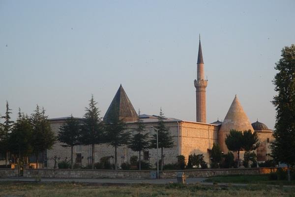 Afyon un en büyük camilerinden birisi olan Ulu Cami, Anadolu Selçukluları devrinde(1272-1277) yıllarında Sahipata Nusretiddün Hasan tarafından yaptırılmıştır.