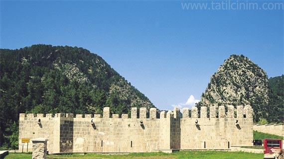 Alarahan Kervansarayı-Antalya Alara Kervansarayı, 1231 yılında Sultan Alaaddin Keykubat tarafından 2000 m2 lik bir alanda tamamen kesme taşlardan yaptırılmıştır.