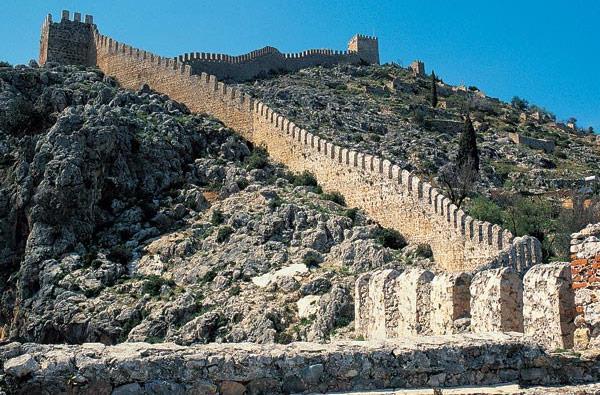 Alanya Kalesi Denizden ve karadan zor ulaşılabilirliği ve doğal korunaklı oluşu nedeniyle tarih boyunca kesintisiz yerleşim