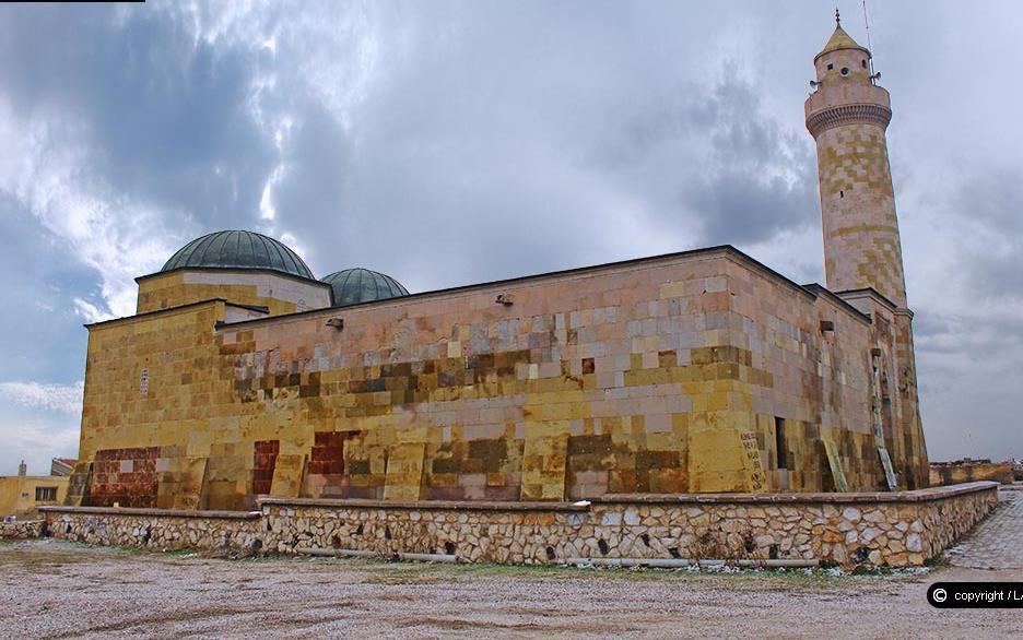 Taş işçiliği ve orijinal mimarisi ile Anadolu Selçuklu camilerinin en iyi örneklerinden biridir. Dikdörtgen bir yapıya sahiptir.