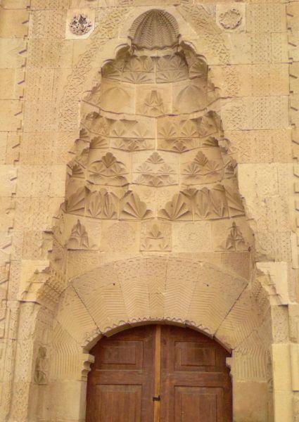 Selçuklu Mimarı sanatının tüm inceliklerini yansıtmasının yanında bu camii'yi meşhur kılan en önemli özellik Cami'nin kapı girişindeki işlemeler, uygun ısık geldiğinde kadın başı silüeti şeklini