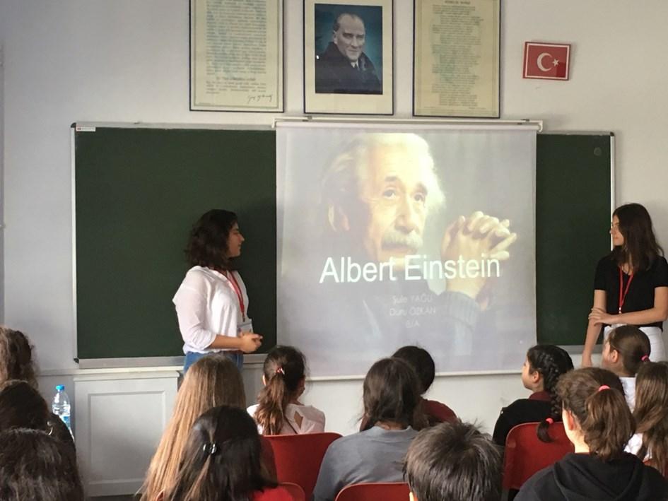 EİNSTEİN HAKKINDA BİLİNMEYENLER Şule Yağlı Duru Özkan Einstein Hakkında Bilinmeyenler adlı sunumu ile bizleri bilgilendiren ve şaşırtan Şule Yağlı ve Duru Özkan, sorduğumuz sorulara da cevap vererek