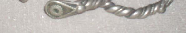 bükümlü gümüş teller yerleştirilmiştir. Bileziğin her iki ucu damla şeklindedir.