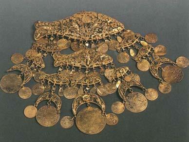 33 2.8.3.2.1 Balık Orta Asya da ince altın plakalardan kesilmiş balık figürleri, şamanizmin yer altı dünyasıyla ilişkilendirilen motiftir (Türe, 2005, 76).