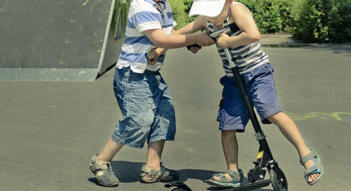 yaparsa biz büyükler derhal devreye girmeli ve yanlış davranan çocuğa, arkadaşına daha saygılı olması gerektiğini açıkça ve aynı zamanda nazik bir şekilde hatırlatmalıyız.