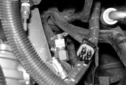 LPG'li makinelerde boþaltma musluðunun yeri. SOÐUTMA SÝSTEMÝ GÜVENLİK İÇİN: Makineye bakım yaparken, sıcak motor soğutucusuyla temastan kaçının.