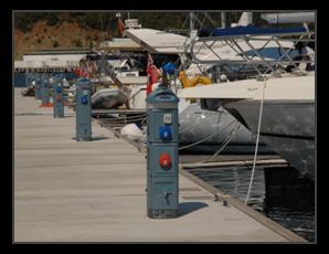 çamaşırhane ve kuru temizleme, cafe, bar ve restoran, süpermarket (teknelere servis), tekne kaldırma platformu (boat lift), yakıt istasyonu, tekne tamir ve bakım, hava durumu bildirimi, palamar