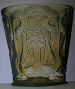 Nişabur da bulunan bir kadeh, silindirik gövdesi ve üzerindeki kesme tekniğinde yapılmış figüratif bezemesi ile Samsat bardağına (Kat.No.6) benzemektedir.