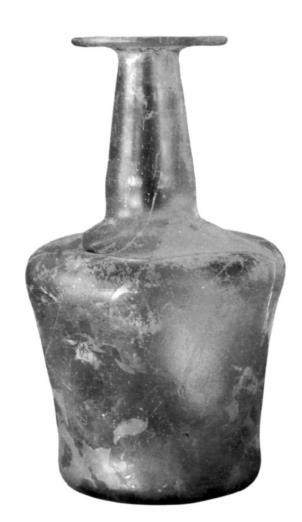yüzyıla verilen Serçe Limanı Batığı nda bulunan Mısır camları 461 arasında görülen şişelerdir. Bu şişenin renk ve tip olarak çok yakın bir benzeri de Hasankeyf kazısında çıkarılmıştır 462.