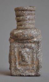 181 Samsat kazısında bulunan prizmal gövdeli minyatür şişenin (Kat.No.22) çok yakın benzeri Gaziantep Medusa Cam Müzesi nde bulunmaktadır (Foto. 135).
