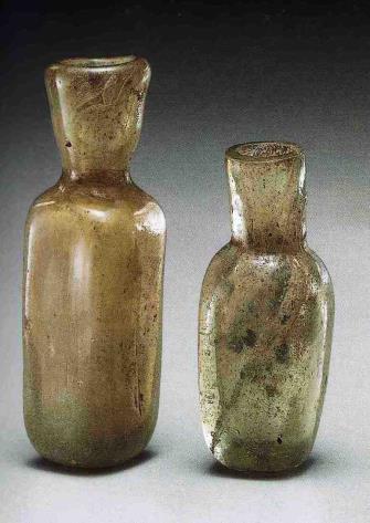 No.23-24, 37) silindirik boyun görülmektedir. Silindirik boyunda boğumları bulunan tek eser (Kat.No.37) bu şekli ile Suriye şişelerine 479 ve hem gövde hem boyun kısmı ile Mısır da bulunan Abbasi şişesine 480 benzer (Foto.