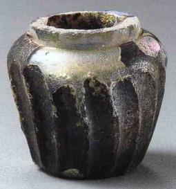 yerel üretim olabileceği düşünülmektedir. Katalogda bulunan diğer iki vazo da (Kat.No.50-51) yatay omuzlu ve soğan gövdelidir. Vazolar, günümüzde Kuveyt National Museum da bulunan, X.-XI.